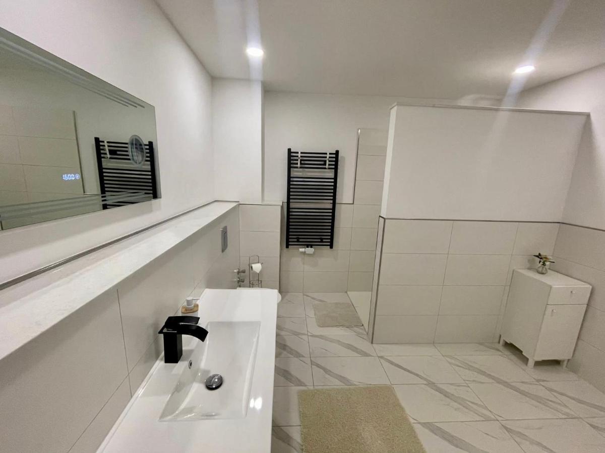 Easystay#4 Home Cinema Ferienwohnung In Kliniknaehe Mit Balkon, Boxspringbett & Netflix Bad Oeynhausen Luaran gambar